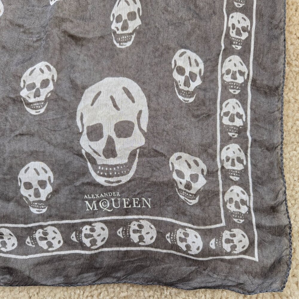 Alexander McQueen Silk Skull Scarf Dark Grey - Picture 2 of 8